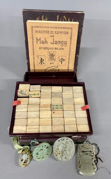 null Chine
Quatre pendentifs en pierres dures
On y joint un jeu de Mahjong des années...