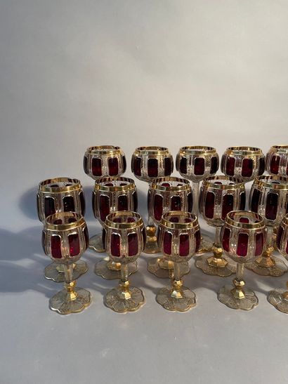 null Part of service in Bohemian crystal including :
6 water glasses, 6 red wine...