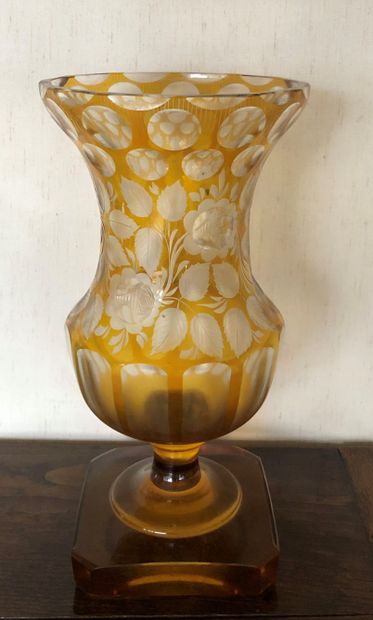 null Large Bohemian crystal vase, flowered decoration on a yellow background
H :...