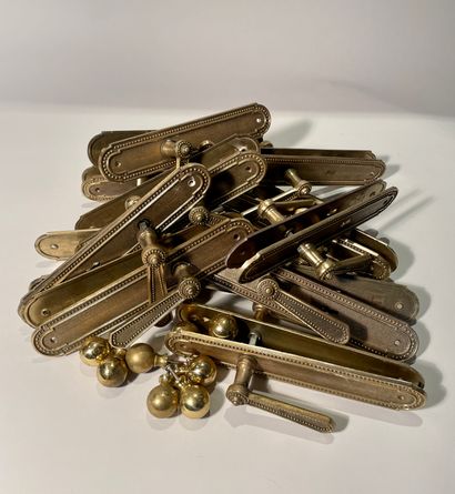 Set of 15 gold metal door handles and 32...