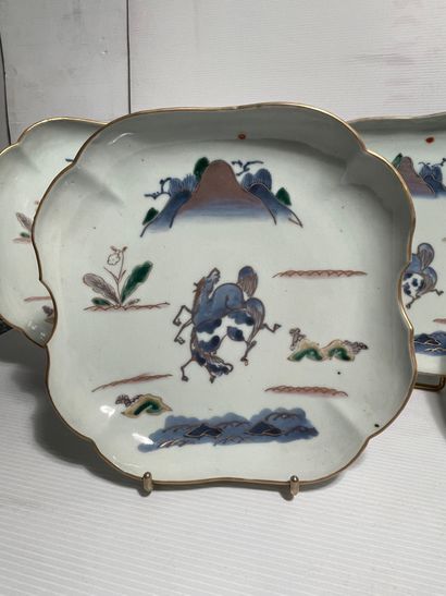 null CHINE
Ensemble de huit assiettes en porcelaine à décor de chevaux dans un paysage
XXe...