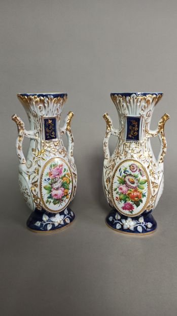 null BAYEUX
Paire de vases en porcelaine munis d’anses à décor polychrome de bouquets...
