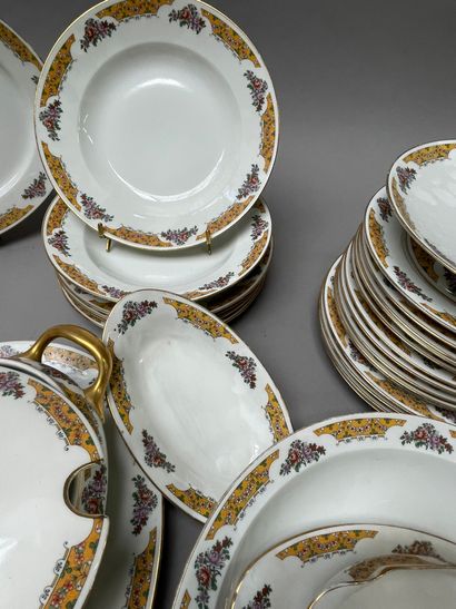 null Partie de service en porcelaine de Limoges, J.Balleroy Cie
Plus de 80 pièces,...