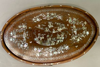 null Oval tray in exotic wood and mother-of-pearl inlays, central decoration of warriors...