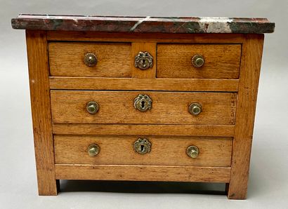 null Small chest of drawers in molded wood
32 x 41 x 23,5 cm
Small missing parts...