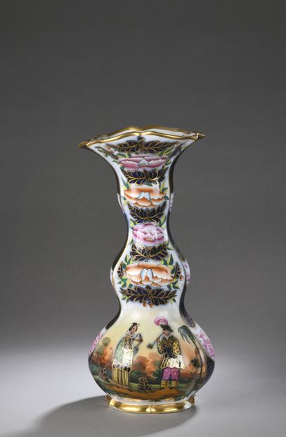 null BAYEUX
Vase en porcelaine à triple renflement à décor d’une scène chinoise à...
