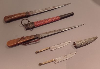 null Set of three Moroccan knives, one with two blades. 
Accidents. 
L. 38 cm, 37...