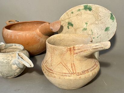 null Lot including 4 pieces:
-TERRACOTTA LIBATORY CUP 
Caspian, end of the 2nd millennium...