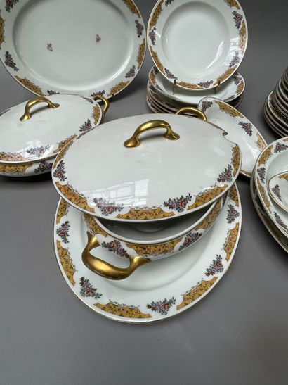 null Partie de service en porcelaine de Limoges, J.Balleroy Cie
Plus de 80 pièces,...