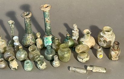 null Lot including 51 pieces:
-GLASS VIALS SIZE
Islamic art, 8th-10th century
Set...