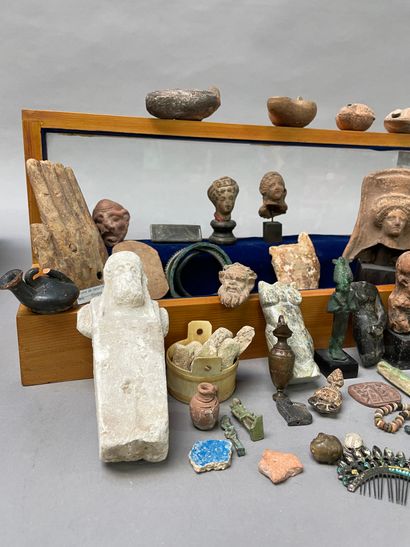 null Lot of various objects and souvenirs of travel including: ouchebtis, bracelets,...