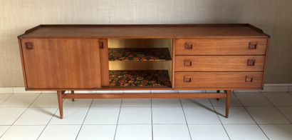 null Teak sideboard opening with three drawers and two sliding panels.
Modulus edition,...
