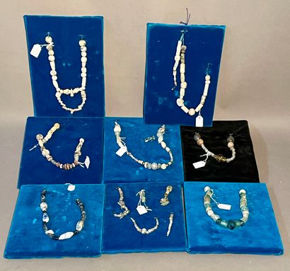 Lot including 8 pieces :
-Necklace and an...