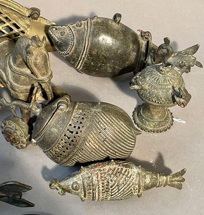 null Lot comprenant 12 pièces :
-11 bronzes indiens 
-Cuiller en bronze, période...