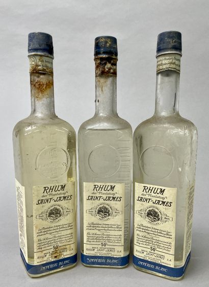 null 3 bouteilles de RHUM Saint James "Imperial Blanc"
Années 50 - 60. Capsule bleue....