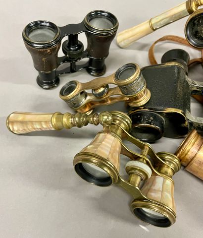 null Lot of eight binoculars mainly of theater of which two in mother-of-pearl
Misses...