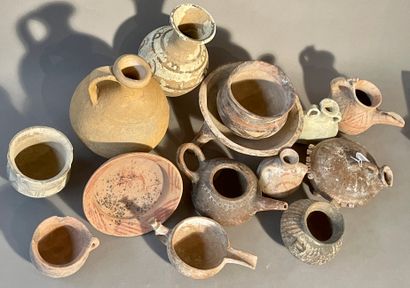 null Lot including 14 pieces :
-Terracotta flask
-Terracotta amphora
-Terracotta...