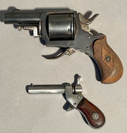 null Bulldog revolver caliber 320. Blued finish (mechanics to be revised)
A small...