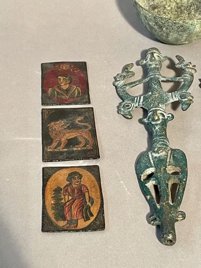 null Lot including 11 pieces:
-TWO BRONZE IDOLS, LURISTAN STYLE
-FIVE PLAYING CARDS
-BRONZE...