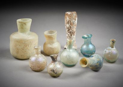 null Lot including 51 pieces:
-GLASS VIALS SIZE
Islamic art, 8th-10th century
Set...