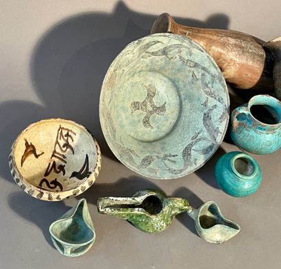 null Lot including 9 pieces :
-Small glazed ceramic jug, Islamic period
-Glazed ceramic...