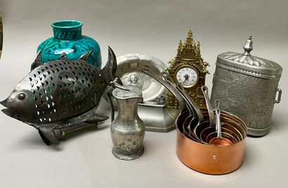 null Mannette of various trinkets including pewter, copper, ceramics and various