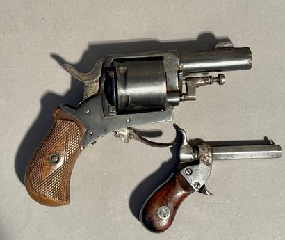 Bulldog revolver caliber 320. Blued finish...