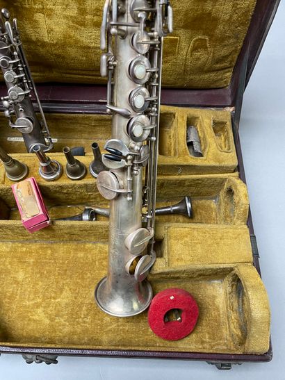 null Henri SELMER, dans un coffret :
- Saxophone Alto, manque le bocal, modèle 22,...