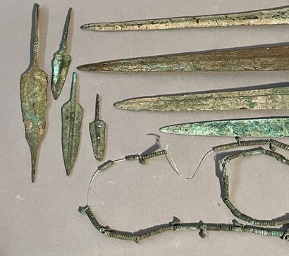 null Lot including 14 pieces:
-TWO BRONZE NECKLACES
-FOUR BRONZE PINS
Luristan, early...