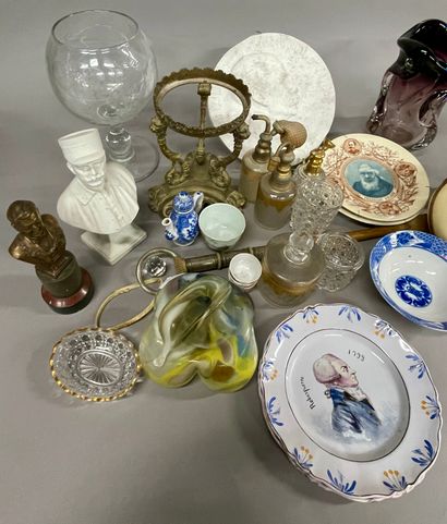 null Lot comprenant : boussole de marque Nauticalia, bustes, vase en cristal, oeuf...