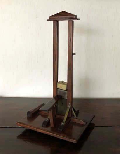 null Guillotine formant coupe-cigare en bois et laiton
38,5 x 21,5 x 17 cm 
(petits...