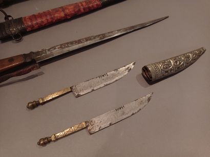 null Set of three Moroccan knives, one with two blades. 
Accidents. 
L. 38 cm, 37...