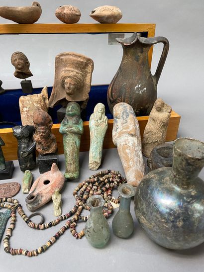 null Lot of various objects and souvenirs of travel including: ouchebtis, bracelets,...