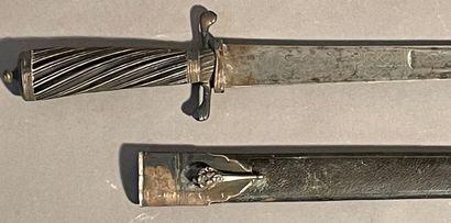 null Hunting dagger XVIIIth century
Silver guard with twisted horn spindle
Blade...