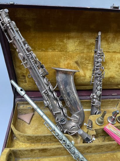 null Henri SELMER, dans un coffret :
- Saxophone Alto, manque le bocal, modèle 22,...