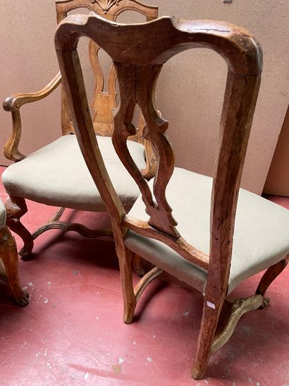 null Un fauteuil et deux chaises en bois mouluré et sculpté, dossier ajouré
Travail...