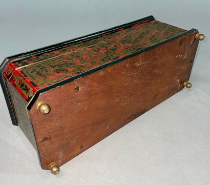 null SORMANI
Glove box in marquetry of tortoiseshell and brass, four feet toupie
11,5...