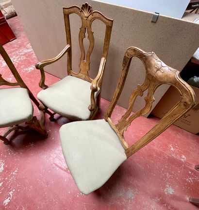 null Un fauteuil et deux chaises en bois mouluré et sculpté, dossier ajouré
Travail...