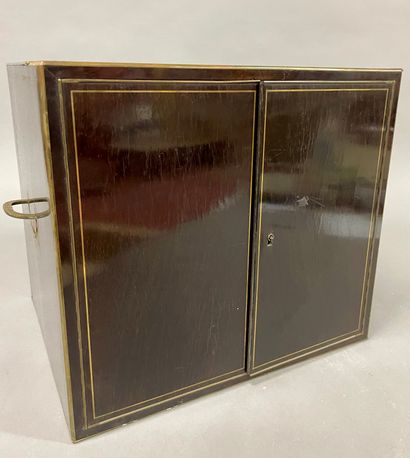 null Travelling case in veneer and gilded brass fillets opening by two doors revealing...
