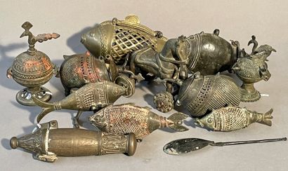 null Lot comprenant 12 pièces :
-11 bronzes indiens 
-Cuiller en bronze, période...