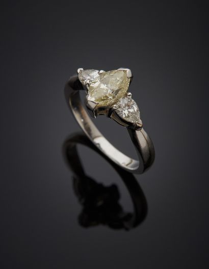 null Bague en or gris 18K 750‰, parée en son centre d’un diamant de taille navette,...
