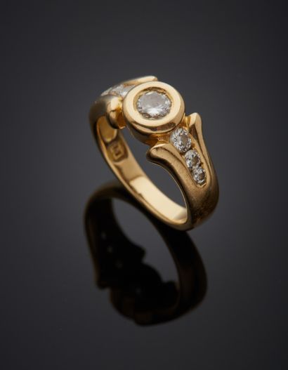 null 18K yellow gold 750‰ ring, set with a brilliant-cut diamond in a closed setting,...