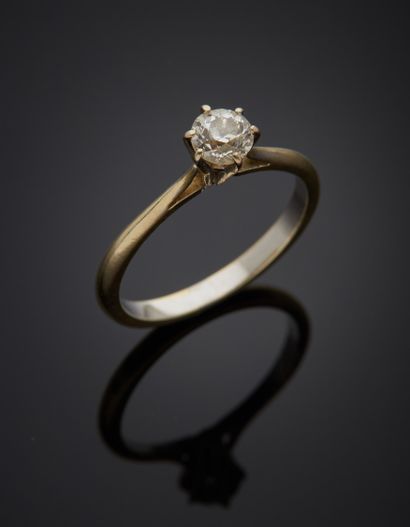 null Solitaire en or gris 18K 750‰, paré d’un diamant demi-taille. Traces de mise...