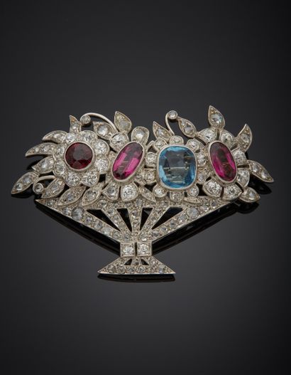 null Giardinetti brooch in 18K white gold 750‰ and platinum 850‰, in the form of...