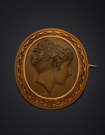 null Broche en or jaune 18K 750‰, de forme ovale, décorée de fils torsadés et granulations,...