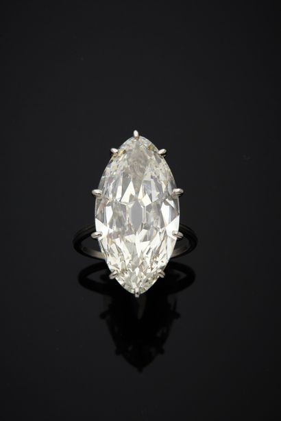 null Bague en platine 850‰ sertie d’un diamant de forme navette, de taille ancienne.
Poids...