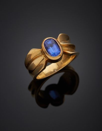 null Ring in 18K yellow gold 750‰, set with a tanzanite (treated) mounted in a closed...