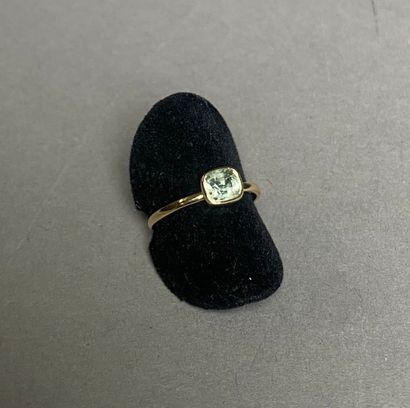 null An 18K yellow gold 750‰ ring, adorned with a cushion-shaped green sapphire mounted...