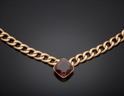 null Collier en or rose 18K 750‰, paré en son centre d’un grenat hessonite de forme...