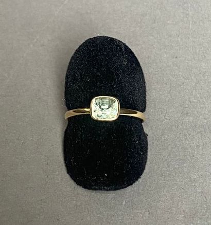 null Bague en or jaune 18K 750‰, parée d’un saphir vert de forme coussin monté en...